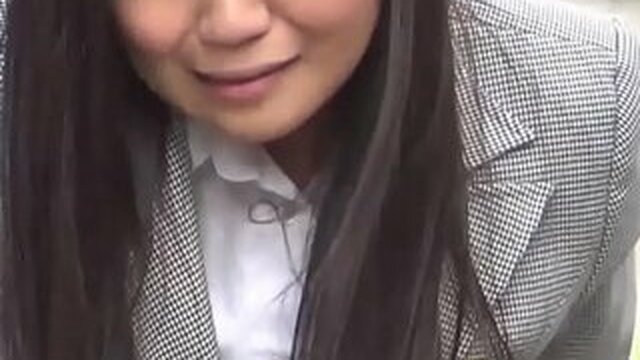 Hot Japanese hottie peeing