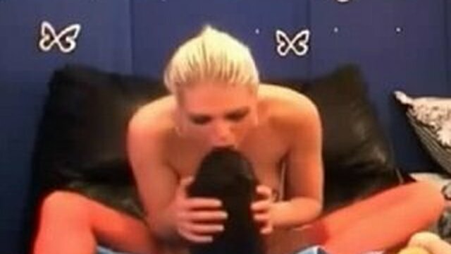 skinny webcam girl stretches her new holes