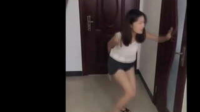 Chinese girls are so desperate to pee