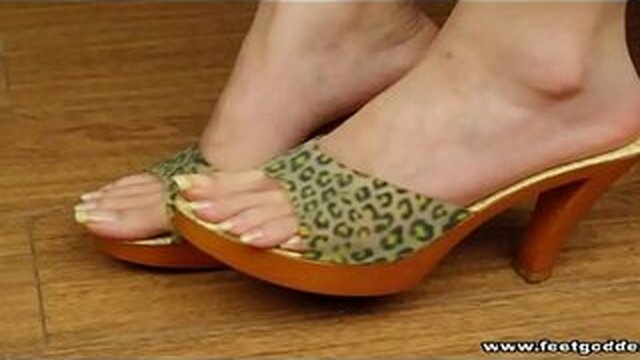 sexy toes, sexy feet, sexy long toenails